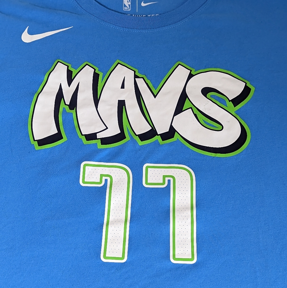 NIKE DRI-FIT NBA Dallas Mavericks Luka Doncic 77 Tee NWOT Small